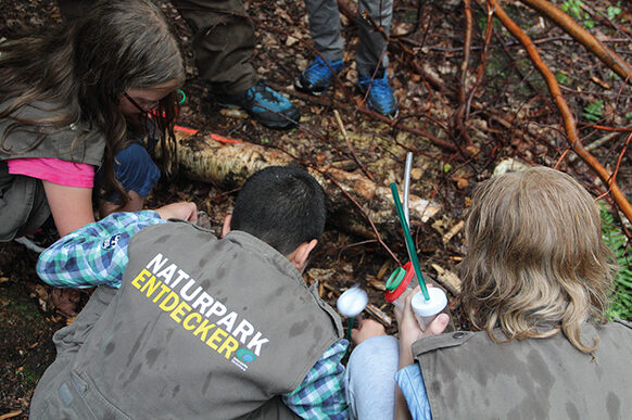 Kinder mit Naturpark-Entdecker-Westen