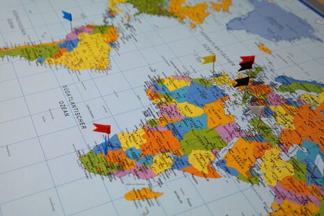 Pins stecken in einer Landkarte von Afrika