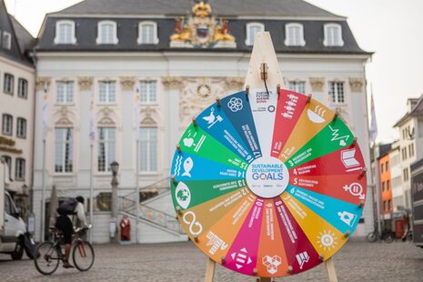 Il Glücksrad sul tema Nachhaltigkeitsziele nel cortile dell'Alten Rathaus